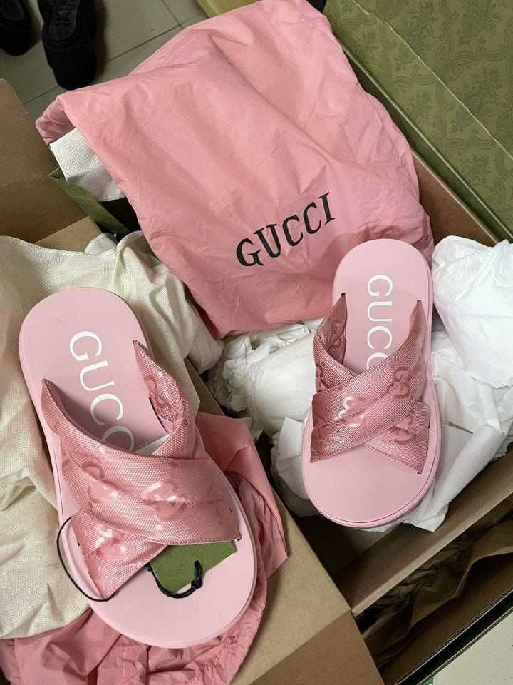 Baby pink gucci slides deals
